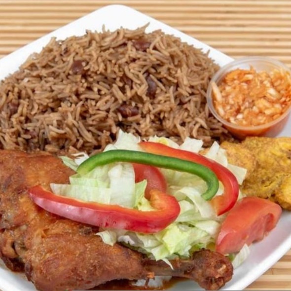 riz collé avec poulet banana et salade