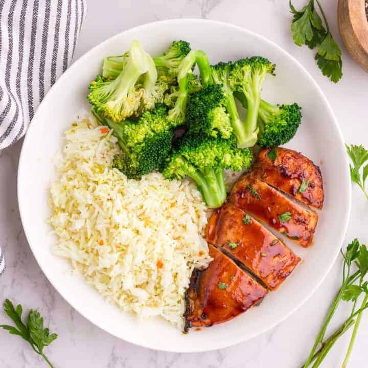 poitrine de poulet barbecue avec riz et légumes